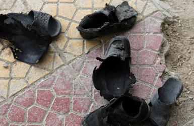 Kapotte schoenen op straat