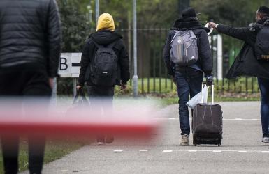 Mensen op straat met een koffer
