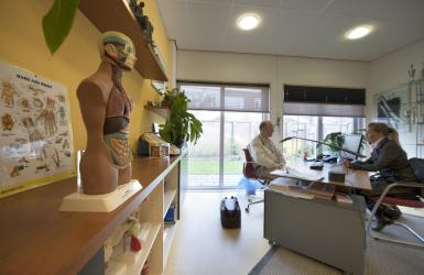 Art en patiënt in een consult