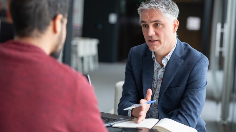 twee mannen in gesprek